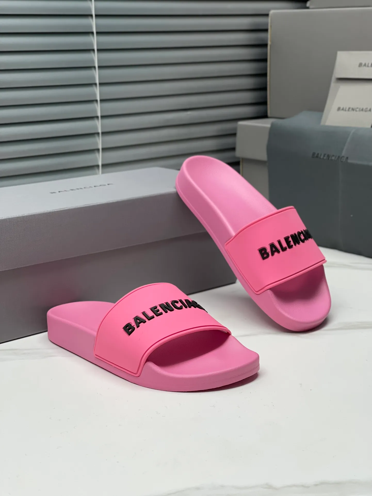 👟👟Ex-factory price 240👟👟 Women's Shoes Women's Clothing Balenciaga 2023 trendy slippers!  Balenciaga Political Campaign Latest Abrasive Development!  A favorite of European and American ladies, celebrities, and Internet celebrity girls. Exquisite uppers are hand-sewn and threaded. They are fluffy and soft, skin-friendly and soft, a must-have for summer. Fashionable but not overly ostentatious. Original natural rubber non-slip and wear-resistant sole. Size 35-40, 39-45 matching counter latest original packaging.